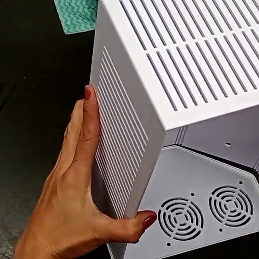 Montagem do gabinete, com as saídas de ventilação