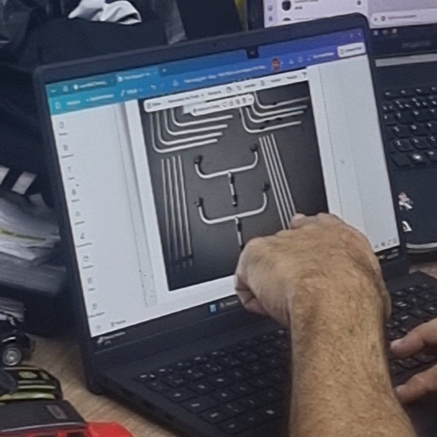 Engenharia revisando o projeto na tela