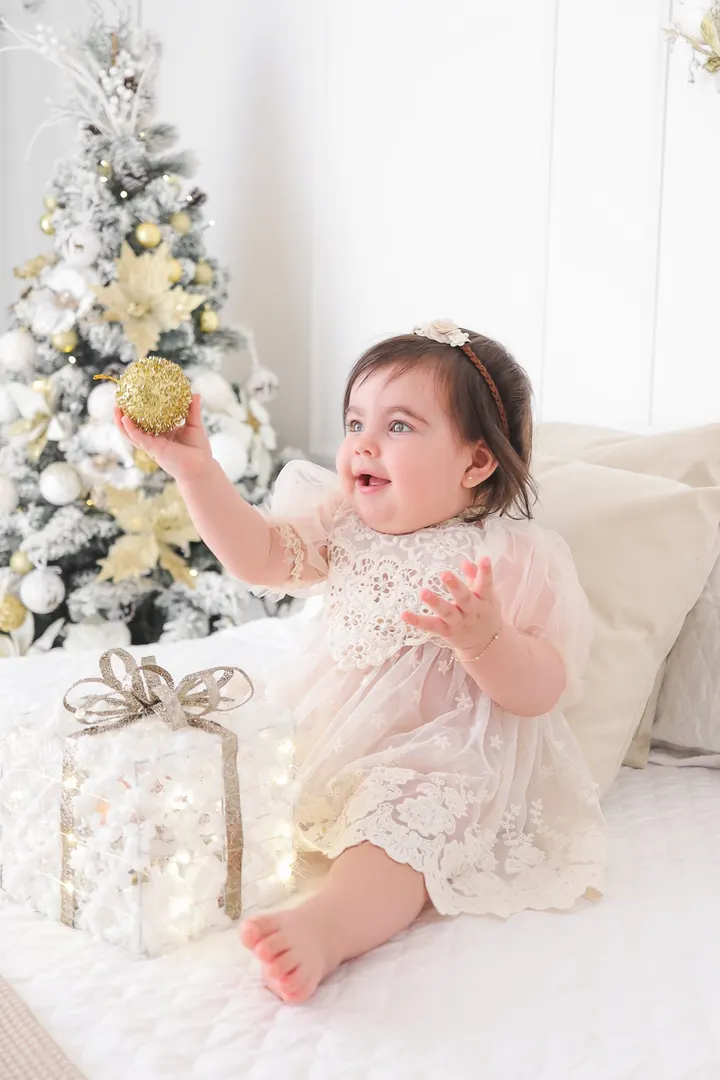 Ensaio infantil com luz LEDWindow · @lisnostranifotografiainfantil