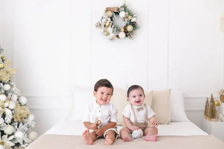 Ensaio infantil com luz LEDWindow · @lisnostranifotografiainfantil