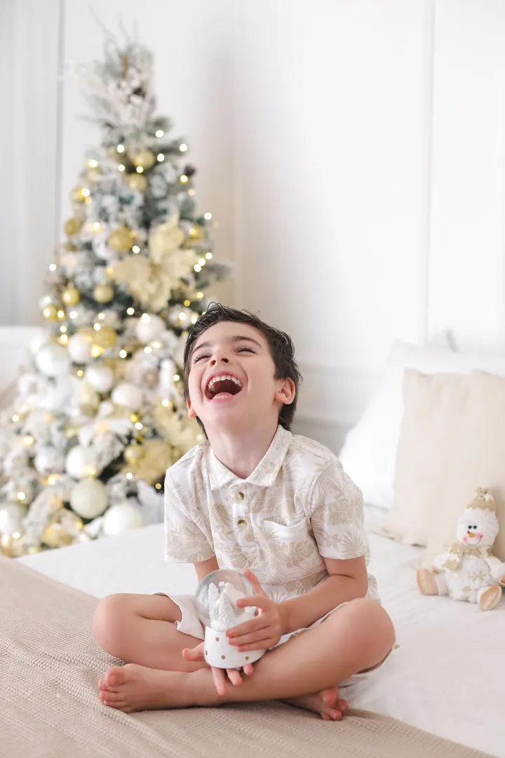Ensaio infantil com luz LEDWindow · @lisnostranifotografiainfantil