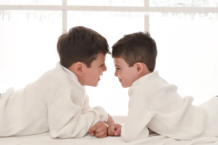 Ensaio infantil com luz LEDWindow · @photodefato
